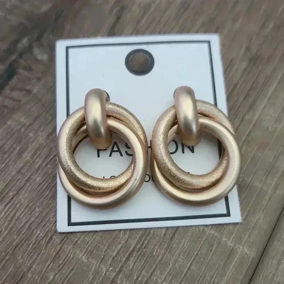 Women circle gold color earrings - Picture 1 of 8